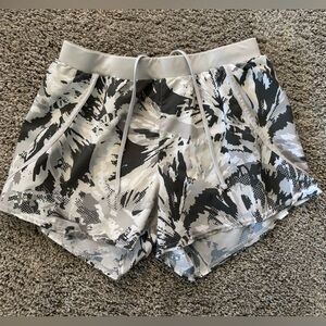 Under Armour Women's Athletic Pattern Shorts With Liner Size S